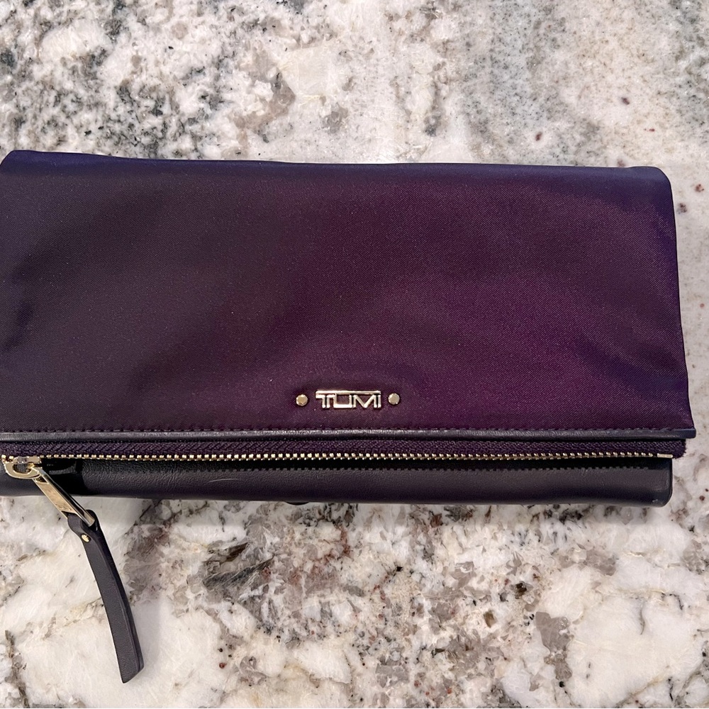 🌸 NWOT: Tumi Voyager Travel Wallet - Deep Plum/Purple